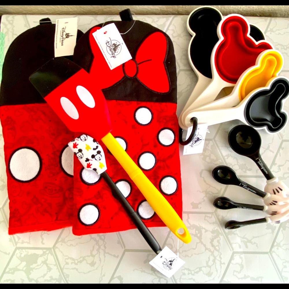 NWT Official Disney Parks Mickey kitchen set
